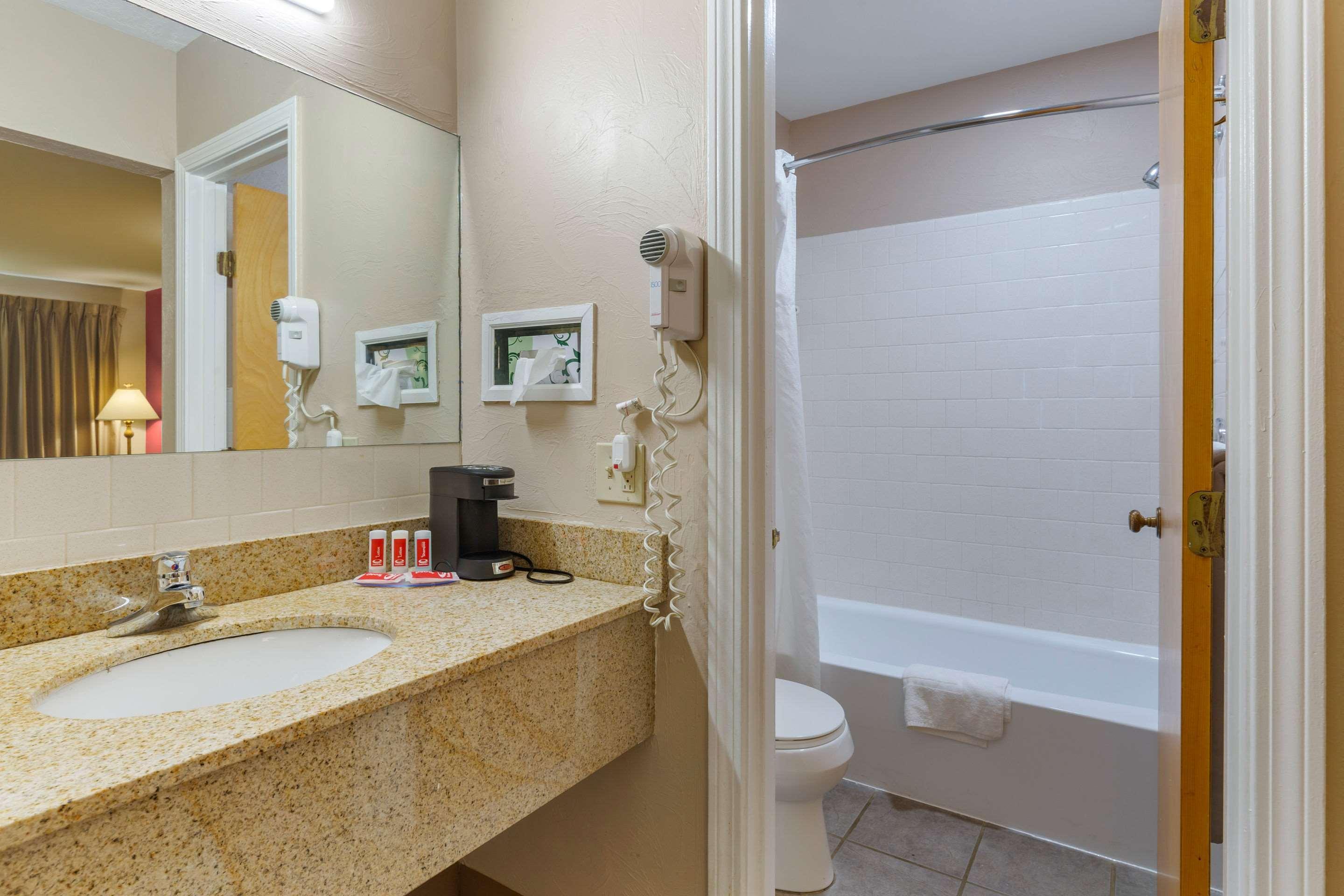 Econo Lodge Sturbridge Route 20 Buitenkant foto